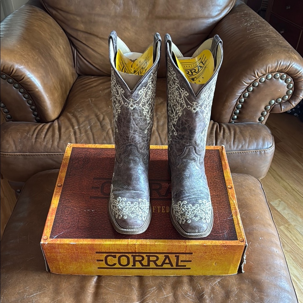 Corral Crater Bone Brown Embroidered Cowboy Boots